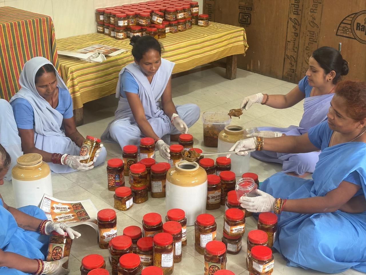 सजा के साथ मिल रहा स्वरोजगार का मौका: रायपुर जेल में महिला बंदियों को अचार-मसाला निर्माण का प्रशिक्षण, बिक्री से होगी कमाई 1 IMG 20260717 WA0013
