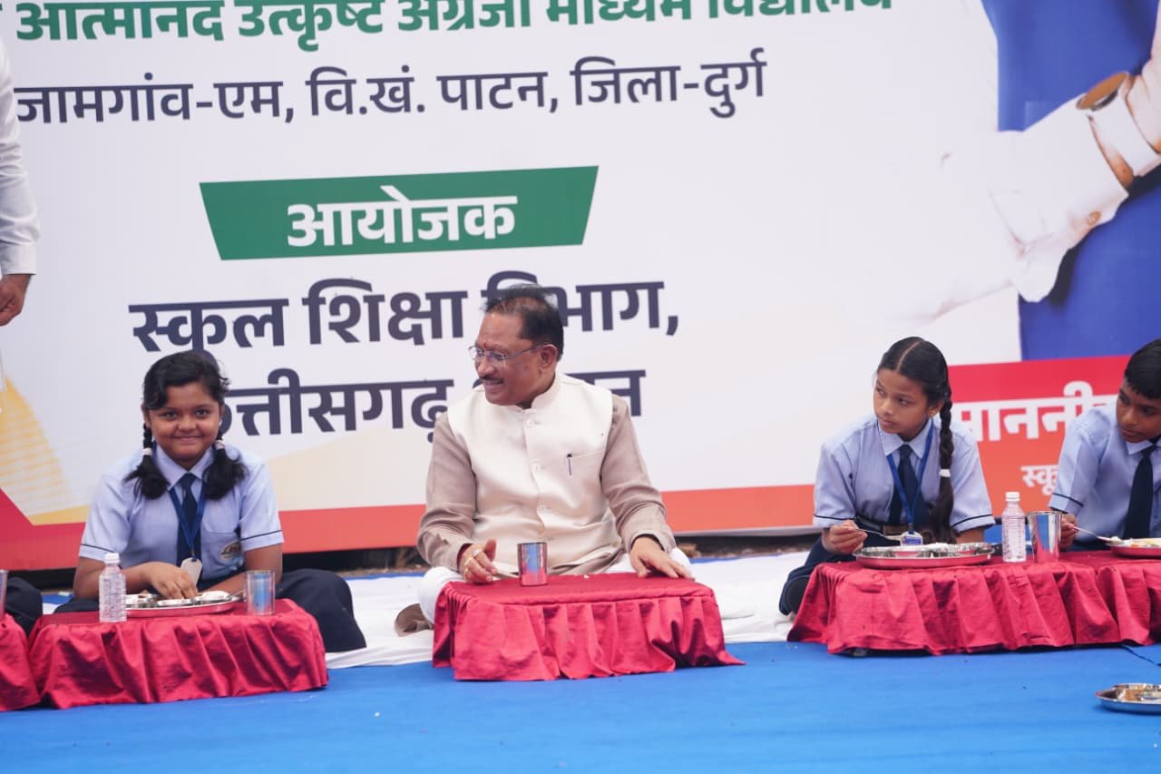 'हर बच्चे के सपनों को मिले उड़ान': शाला प्रवेशोत्सव में CM साय ने बांटी किताबें-साइकिल, दुर्ग में छात्रावास, ऑडिटोरियम और एथलेटिक्स ट्रैक की घोषणा 1 IMG 20260720 WA0027
