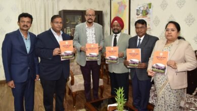 राज्यपाल रमेन डेका को प्रमुख लोकायुक्त इंदर सिंह उबोवेजा ने आयोग का वार्षिक प्रतिवेदन सौंपा 9 IMG 20260721 WA0010