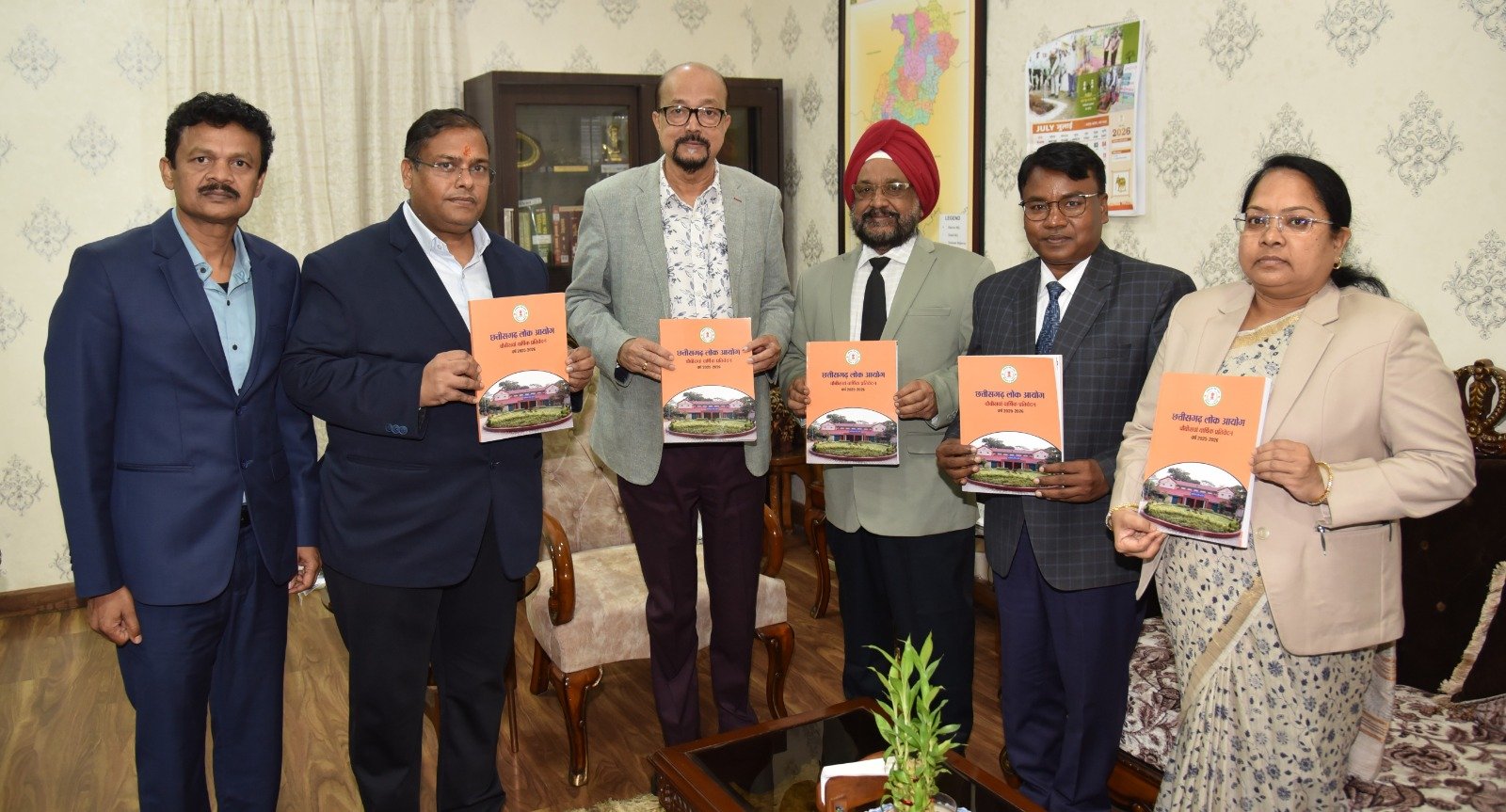 राज्यपाल रमेन डेका को प्रमुख लोकायुक्त इंदर सिंह उबोवेजा ने आयोग का वार्षिक प्रतिवेदन सौंपा 1 IMG 20260721 WA0010