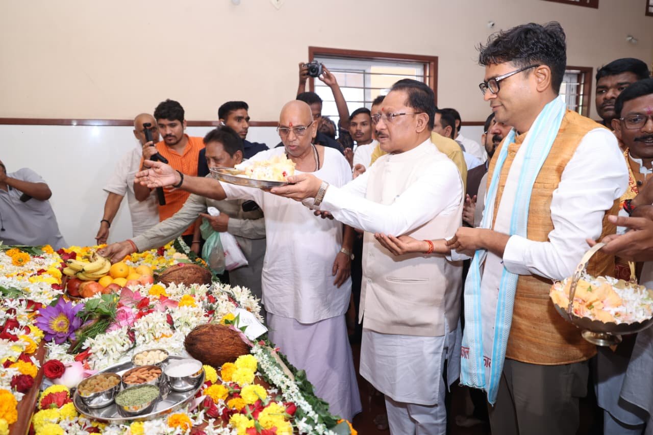 गुरु पूर्णिमा पर रायगढ़ के बनोरा पहुंचे मुख्यमंत्री विष्णु देव साय : अघोर गुरु पीठ में बाबा प्रियदर्शी राम से लिया आशीर्वाद 1 IMG 20260729 WA0038