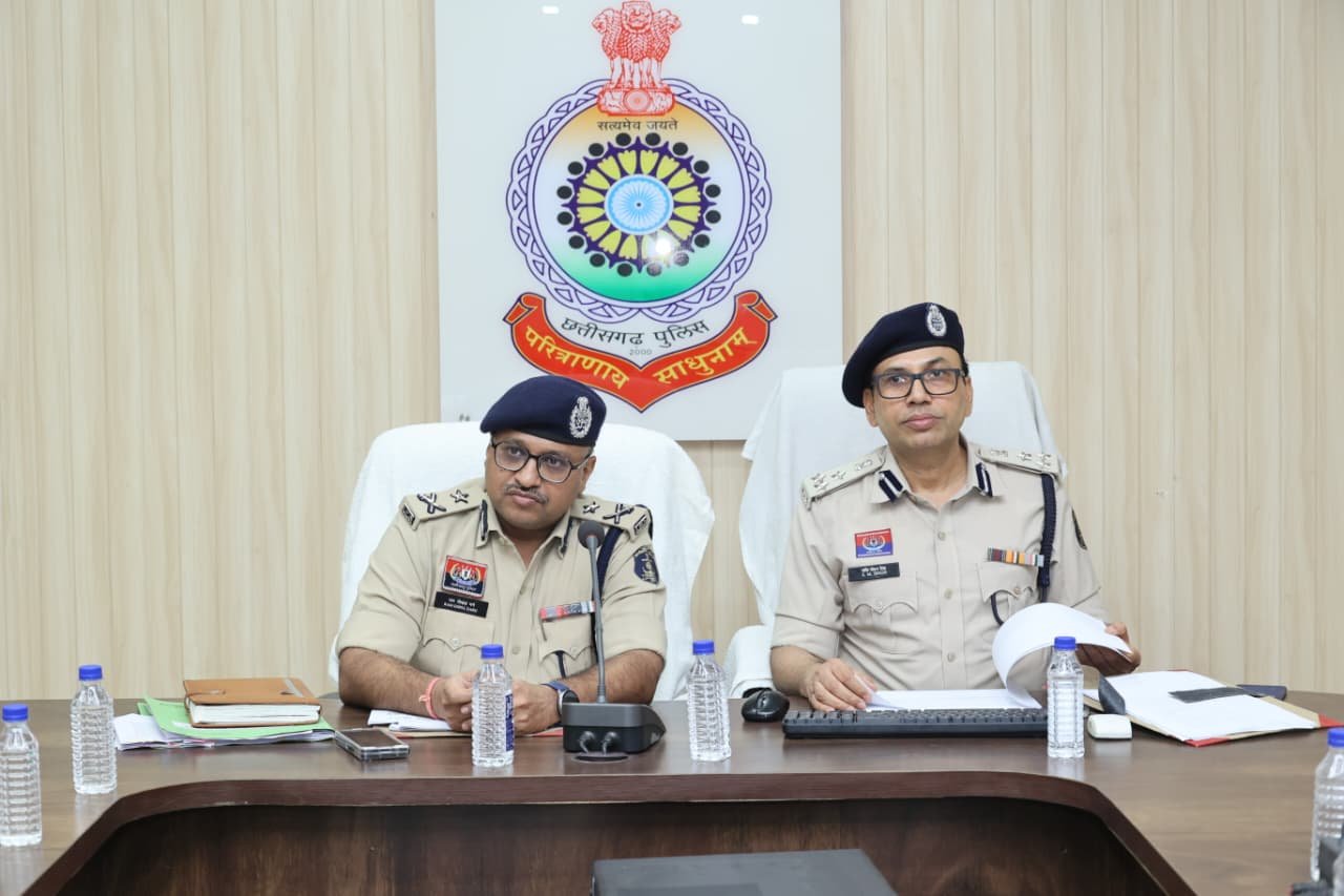 IG Ram Gopal Garg reviews Raigarh police operations, emphasizes professional policing 1 IMG 20260730 WA0017