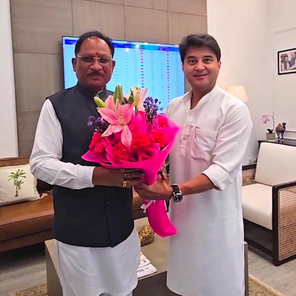 CM विष्णु देव साय ने केंद्र से 2,305 नए मोबाइल टावरों की मंजूरी मांगी: सिंधिया से मुलाकात में बोले- दूरस्थ गांवों तक पहुंचेगा डिजिटल नेटवर्क 1 IMG 20260731 WA0023