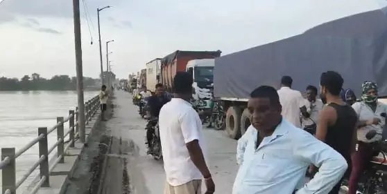 पुल के बीच बिगड़े कैप्सूल और ट्रेलर, थम गई रफ्तार: बलौदाबाजार–जांजगीर रोड पर लगा लंबा जाम, परेशान रहे लोग 1 IMG 20260708 122142