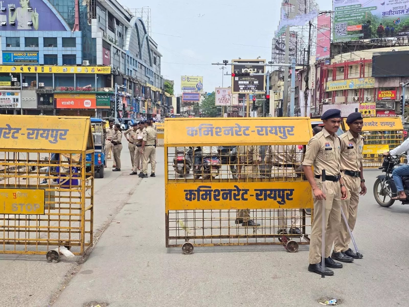 रायपुर में पुलिस की ताबड़तोड़ चेकिंग: बिना नंबर प्लेट वाले वाहनों पर शिकंजा, शहरभर में चला सघन जांच अभियान 1 IMG 20260711 153546