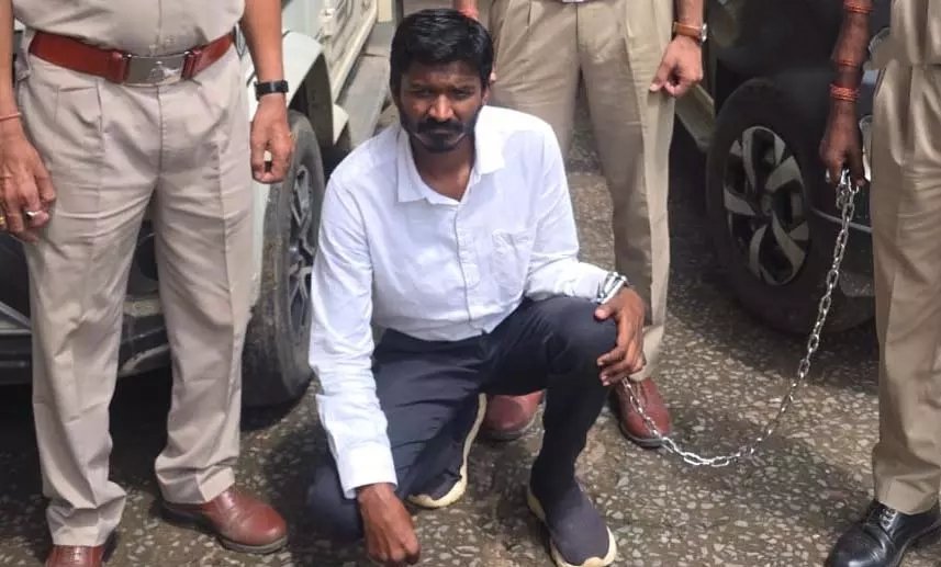 Raigarh police arrest man for duping citizens of over ₹1.1 crore in land and vehicle fraud 1 IMG 20260724 160755