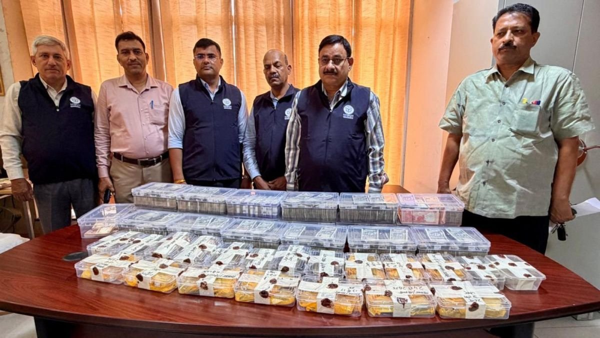 ARTO की संपत्ति देख विजिलेंस भी रह गई हैरान: घर से 1.62 करोड़ कैश, 13 किलो सोना और करोड़ों की प्रॉपर्टी बरामद 1 Lucknow cash seized