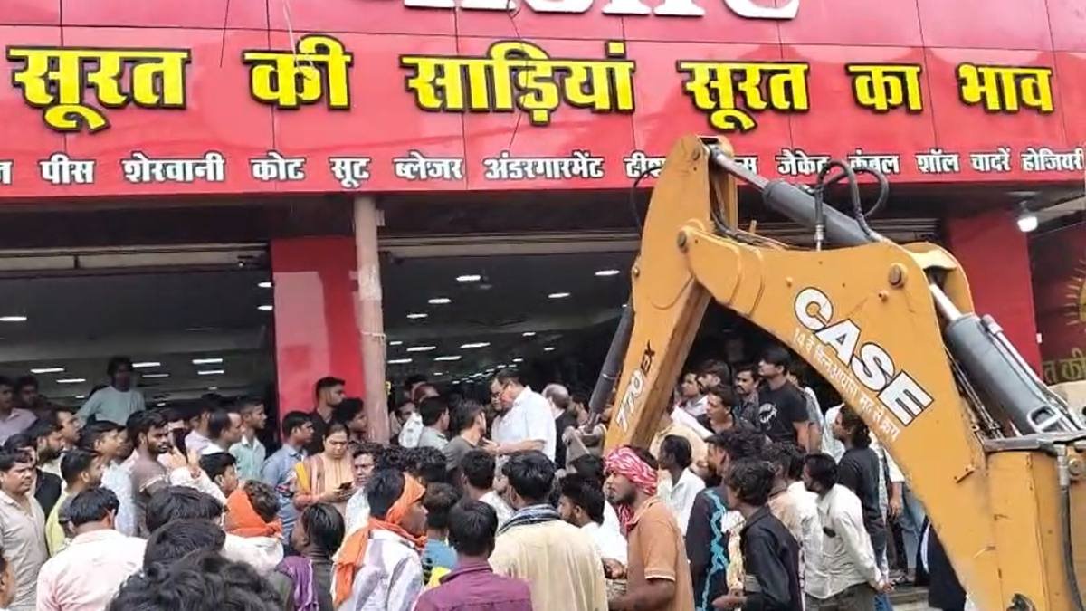 रायपुर के पंडरी कपड़ा मार्केट में निगम का बुलडोजर: सबसे पुरानी होजियरी दुकान पर एक्शन, अवैध कब्जा हटाया 1 image 2026 07 10T144221.559