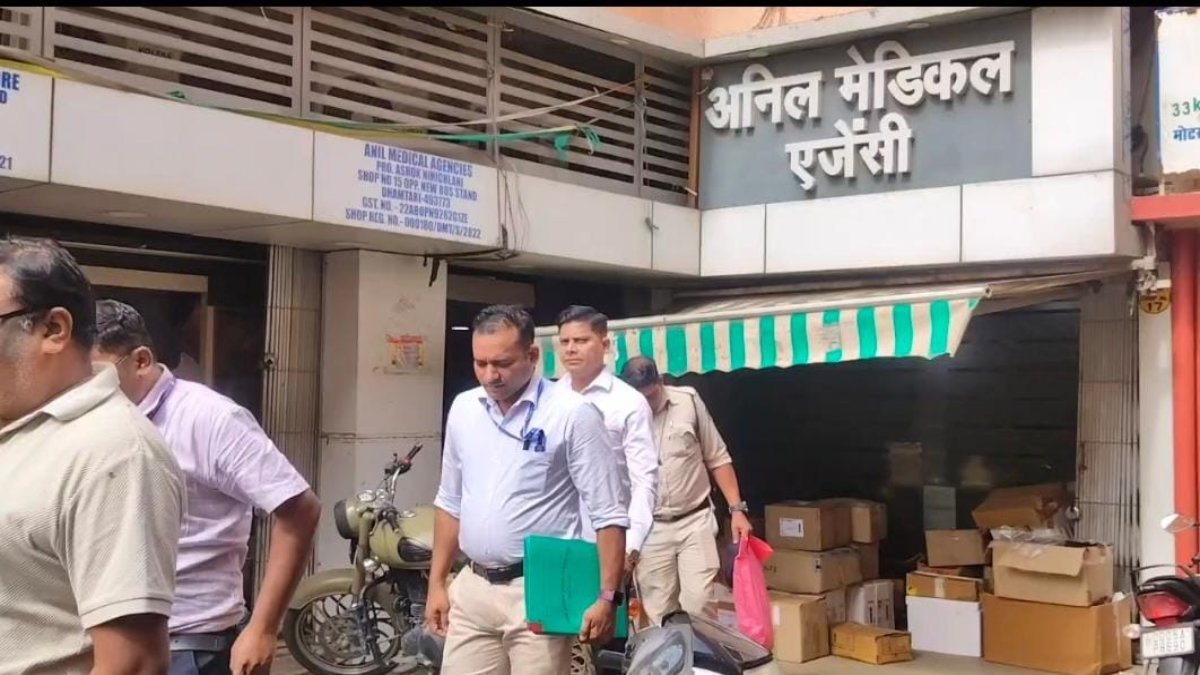 धमतरी में EOW की रेड: 2004 के लोक कला जत्था घोटाले की जांच में मेडिकल स्टोर से अहम दस्तावेज जब्त 1 image 2026 07 24T154321.418