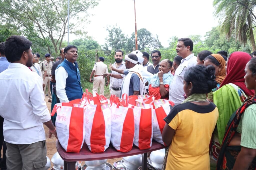 पालकी में बाढ़ पीड़ितों के बीच पहुंचे केदार कश्यप: राहत राशि और कंबल बांटे, कहा—संकट में सरकार हर परिवार के साथ 2 1004514588
