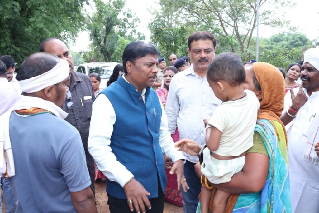 पालकी में बाढ़ पीड़ितों के बीच पहुंचे केदार कश्यप: राहत राशि और कंबल बांटे, कहा—संकट में सरकार हर परिवार के साथ 4 1004514591
