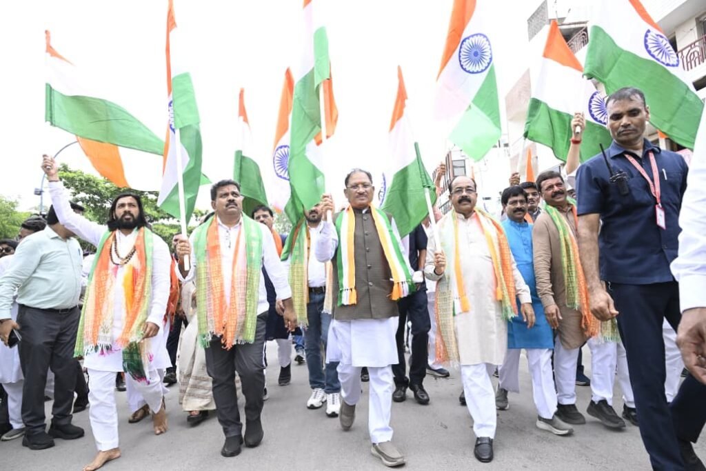 तिरंगे के रंग में रंगा रायपुर, राष्ट्रध्वज के तले एकजुट हुआ जनसैलाब : CM विष्णु देव साय ने हाथ में तिरंगा थामकर किया भव्य तिरंगा यात्रा का नेतृत्व 8 1004584746