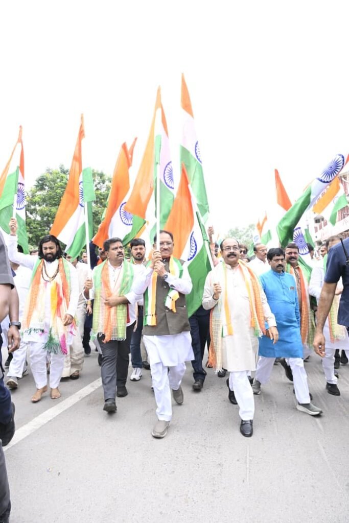 तिरंगे के रंग में रंगा रायपुर, राष्ट्रध्वज के तले एकजुट हुआ जनसैलाब : CM विष्णु देव साय ने हाथ में तिरंगा थामकर किया भव्य तिरंगा यात्रा का नेतृत्व 7 1004584749