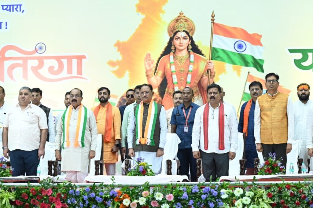 तिरंगे के रंग में रंगा रायपुर, राष्ट्रध्वज के तले एकजुट हुआ जनसैलाब : CM विष्णु देव साय ने हाथ में तिरंगा थामकर किया भव्य तिरंगा यात्रा का नेतृत्व 9 1004584756