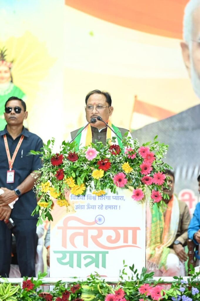 तिरंगे के रंग में रंगा रायपुर, राष्ट्रध्वज के तले एकजुट हुआ जनसैलाब : CM विष्णु देव साय ने हाथ में तिरंगा थामकर किया भव्य तिरंगा यात्रा का नेतृत्व 12 1004584759