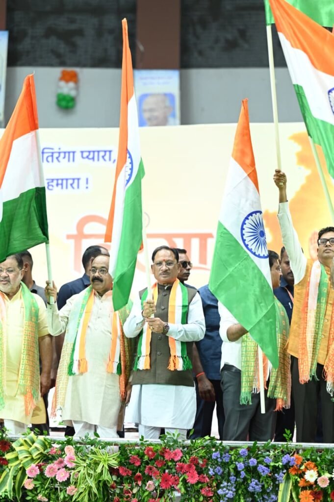तिरंगे के रंग में रंगा रायपुर, राष्ट्रध्वज के तले एकजुट हुआ जनसैलाब : CM विष्णु देव साय ने हाथ में तिरंगा थामकर किया भव्य तिरंगा यात्रा का नेतृत्व 11 1004584765