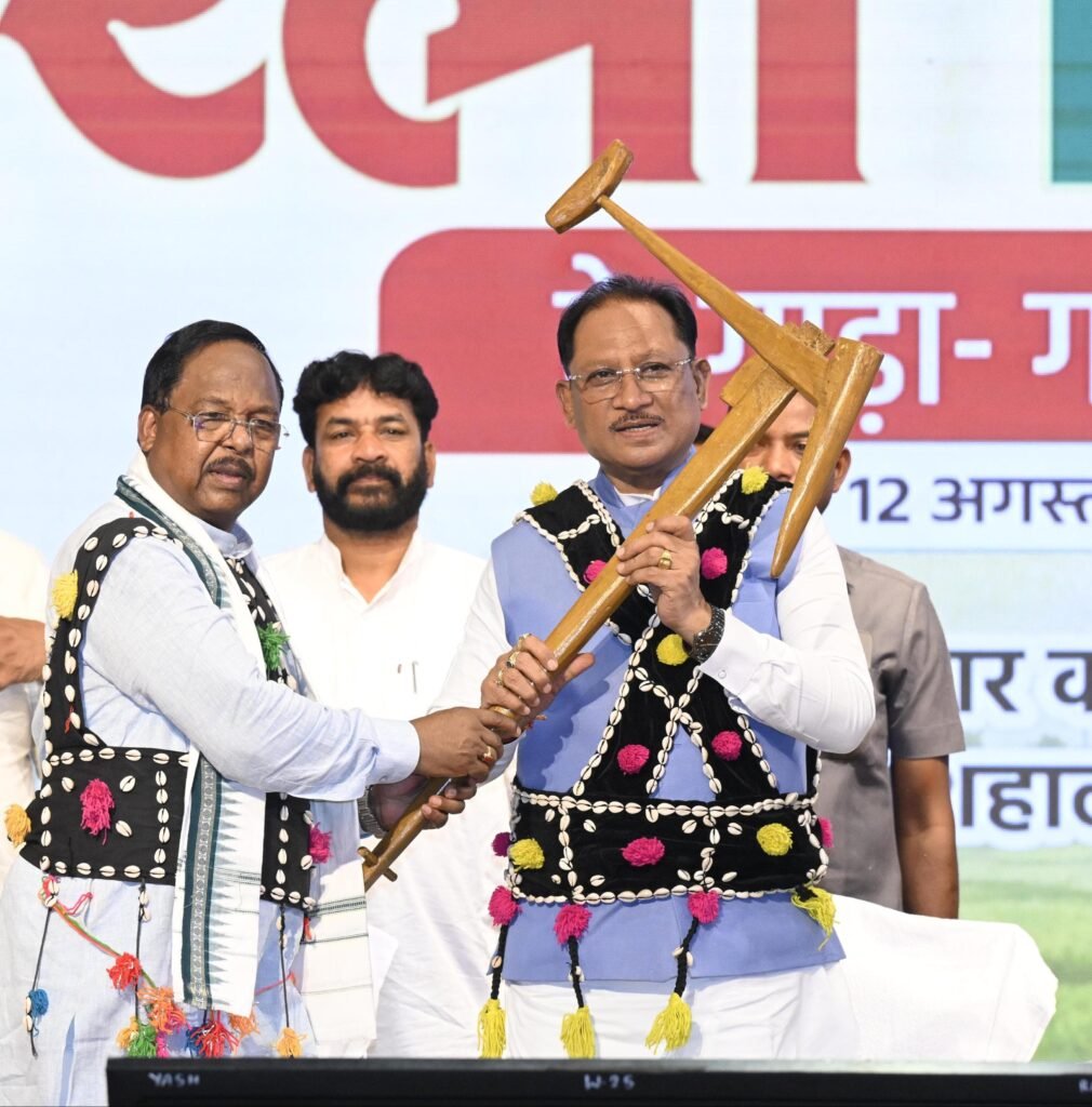 हरेली पर CM साय ने दिया हरियाली का संदेश: पारिजात का पौधा लगाया, कृषि औजारों की पूजा की; बोले- किसान समृद्ध होगा तो प्रदेश बढ़ेगा 6 1004601943