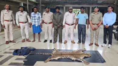 तेंदुए की खाल लेकर बाइक से निकले थे तीन तस्कर : नारायणपुर में वन विभाग ने घेराबंदी कर पकड़ा; खाल और दो बाइक जब्त 3 11 08 2026 tenduakhaal110826 m