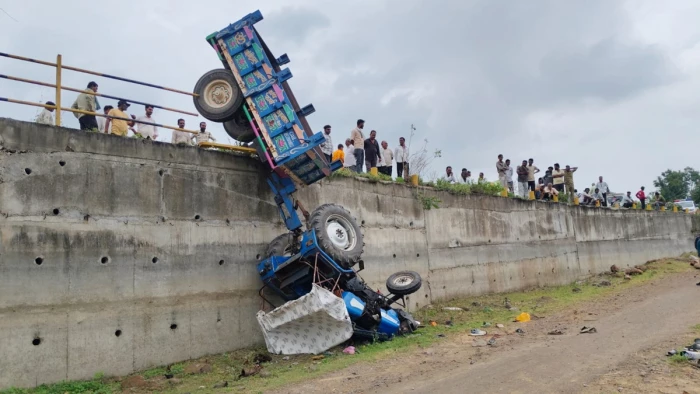 धार में कावड़ यात्रा के दौरान हादसा : 25 फीट नीचे गिरी ट्रैक्टर-ट्रॉली, 7 श्रद्धालु गंभीर घायल 1 24 08 2026 dhar kanwar yatra accident 2026824 112214 m
