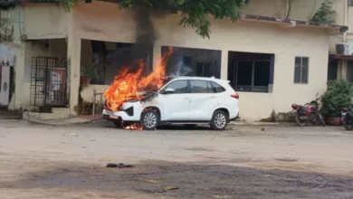 महापौर की इनोवा में अचानक लगी आग : दुर्ग नगर निगम परिसर में मचा हड़कंप, बोनेट से उठी लपटें 4 27 08 2026 cg mahapaur car fire broke m