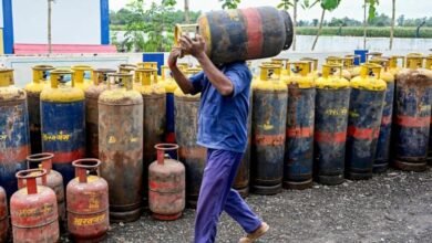 200 रुपये से ज्यादा सस्ता हुआ कमर्शियल LPG सिलेंडर: कारोबारियों को बड़ी राहत, अब पेट्रोल-डीजल और घरेलू गैस पर टिकी नजर 4 6a6d47a68d9f7 commercial lpg price has been cut by rs 18350 in delhi 011505234 16x9 1