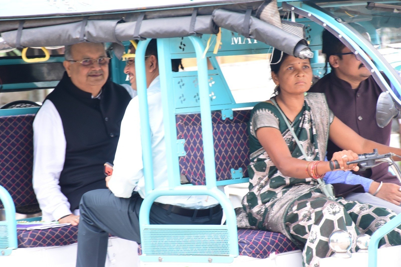 रमन सिंह ई-रिक्शा में बैठकर स्पीकर हाउस पहुंचे : महिला चालक का बढ़ाया हौसला, बोले- महिलाएं आत्मनिर्भर और सशक्त बन रही हैं 1 IMG 20260801 WA0011