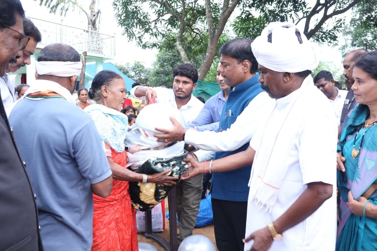 पालकी में बाढ़ पीड़ितों के बीच पहुंचे केदार कश्यप: राहत राशि और कंबल बांटे, कहा—संकट में सरकार हर परिवार के साथ 1 IMG 20260801 WA0044