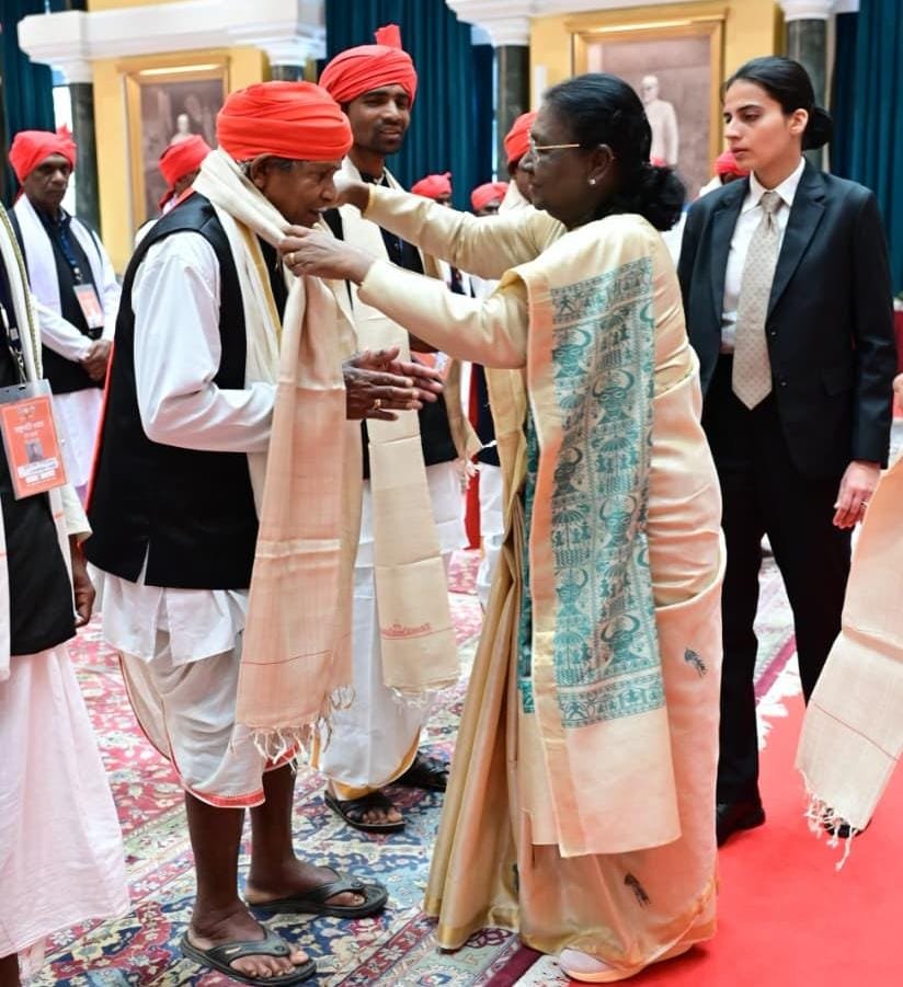 राष्ट्रपति भवन में गूंजी बस्तर की संस्कृति: नारायणपुर के मांझी-चालकी और 'बस्तर पंडुम' विजेताओं ने राष्ट्रपति से की मुलाकात 1 IMG 20260802 WA0029
