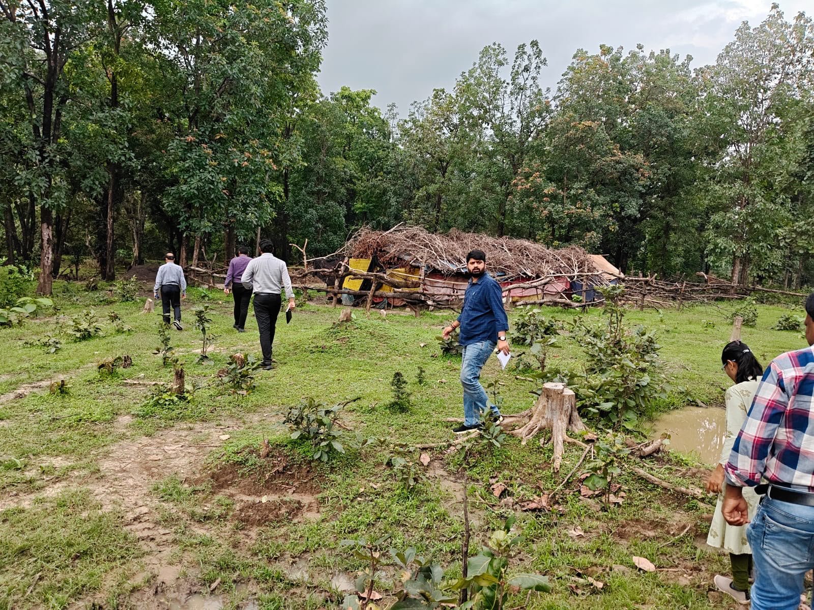 मलेरिया के खतरे पर सरकार सतर्क: कोटा-लोरमी के जंगलों में स्वास्थ्य अमले का मैदानी निरीक्षण, हर बुखार मरीज की जांच के निर्देश 1 IMG 20260804 WA0025