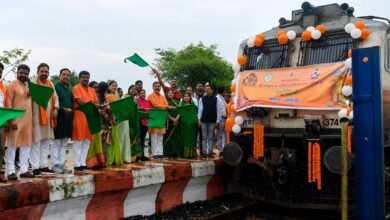 सरगुजा से रामलला-बाबा विश्वनाथ के दर्शन को निकले 850 श्रद्धालु: भारत गौरव ट्रेन को हरी झंडी, बुजुर्ग बोले—‘सपना हुआ साकार’ 5 IMG 20260806 WA0061