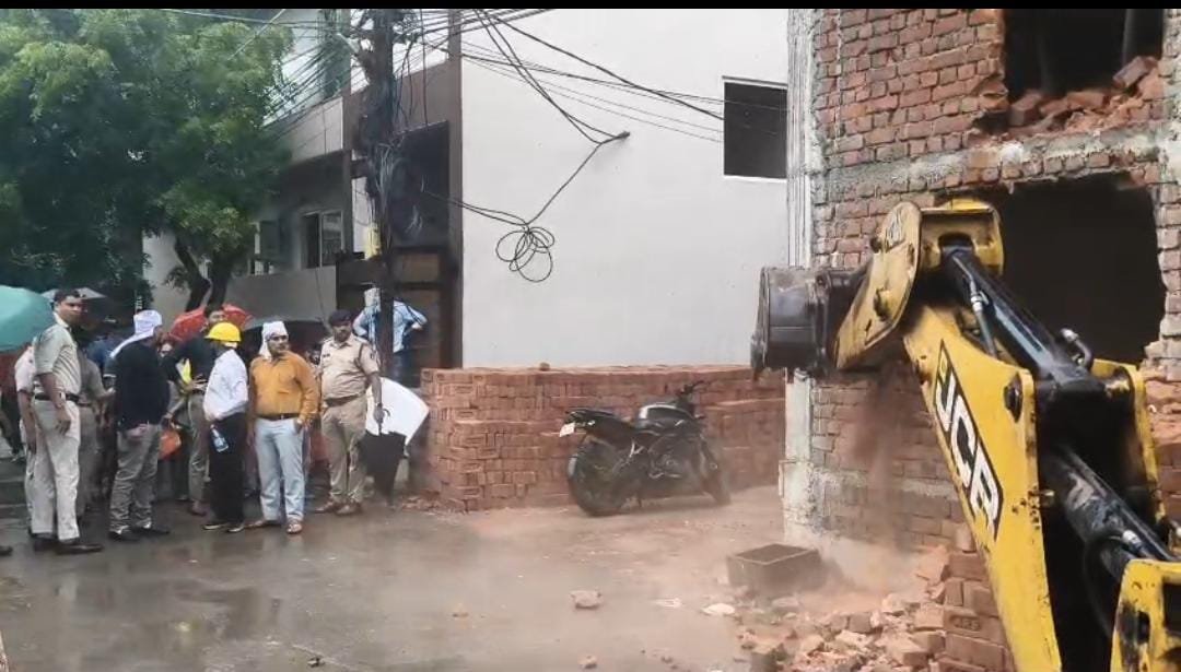 Bilaspur Municipal Corporation demolishes illegal structure in Swarna Jayanti Colony 1 IMG 20260808 WA0019