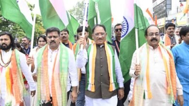 तिरंगे के रंग में रंगा रायपुर, राष्ट्रध्वज के तले एकजुट हुआ जनसैलाब : CM विष्णु देव साय ने हाथ में तिरंगा थामकर किया भव्य तिरंगा यात्रा का नेतृत्व 3 IMG 20260810 WA0057