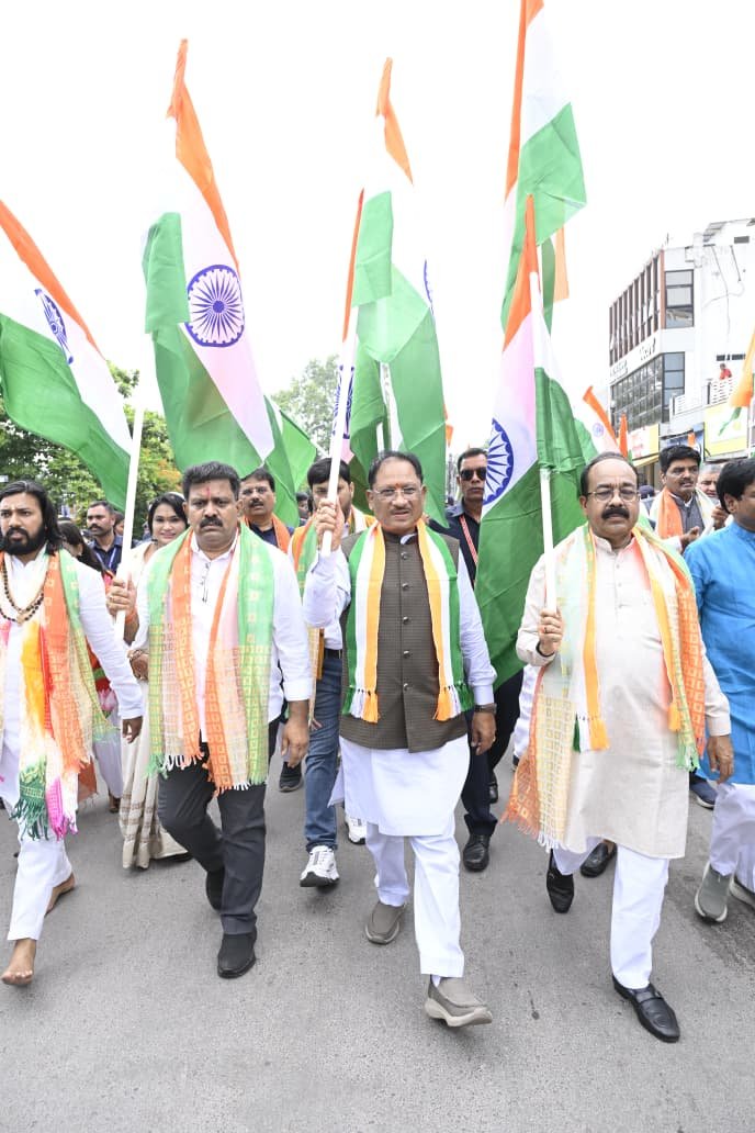 तिरंगे के रंग में रंगा रायपुर, राष्ट्रध्वज के तले एकजुट हुआ जनसैलाब : CM विष्णु देव साय ने हाथ में तिरंगा थामकर किया भव्य तिरंगा यात्रा का नेतृत्व 1 IMG 20260810 WA0057