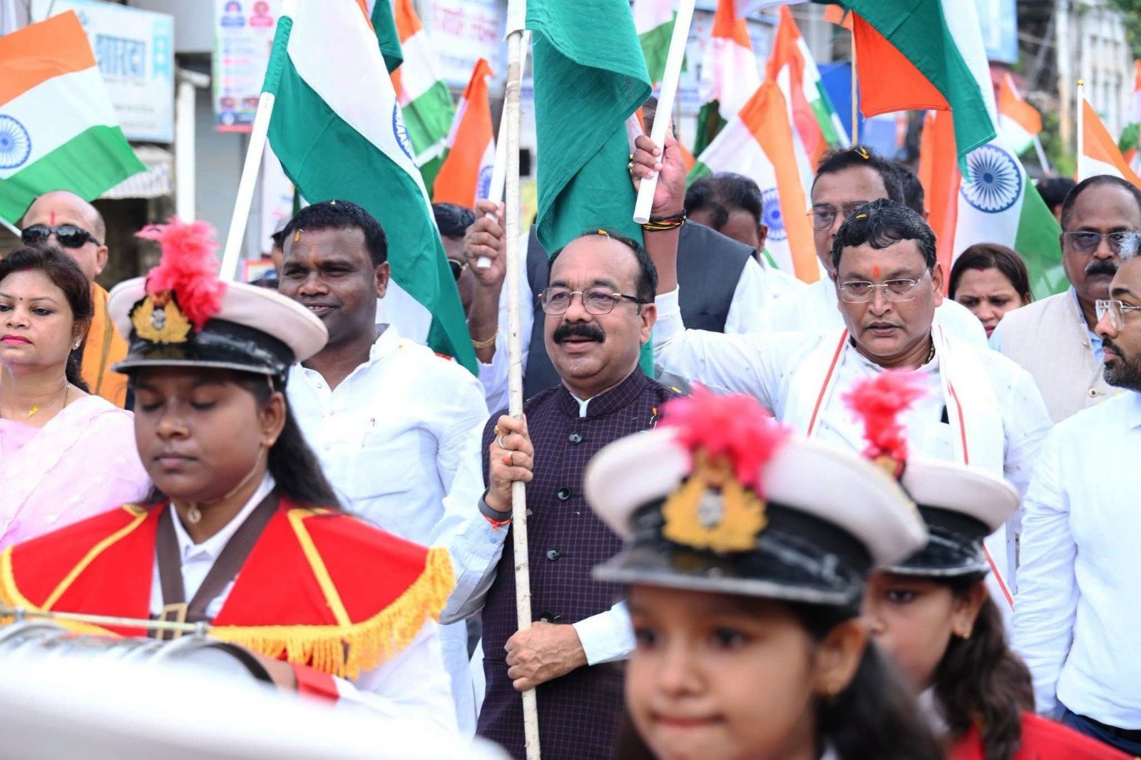 कांकेर में देशभक्ति का दिखा जुनून : अरुण साव की अगुवाई में ढाई किमी तिरंगा यात्रा निकली, 92 फीट लंबे ध्वज ने खींचा ध्यान 1 IMG 20260811 WA0030