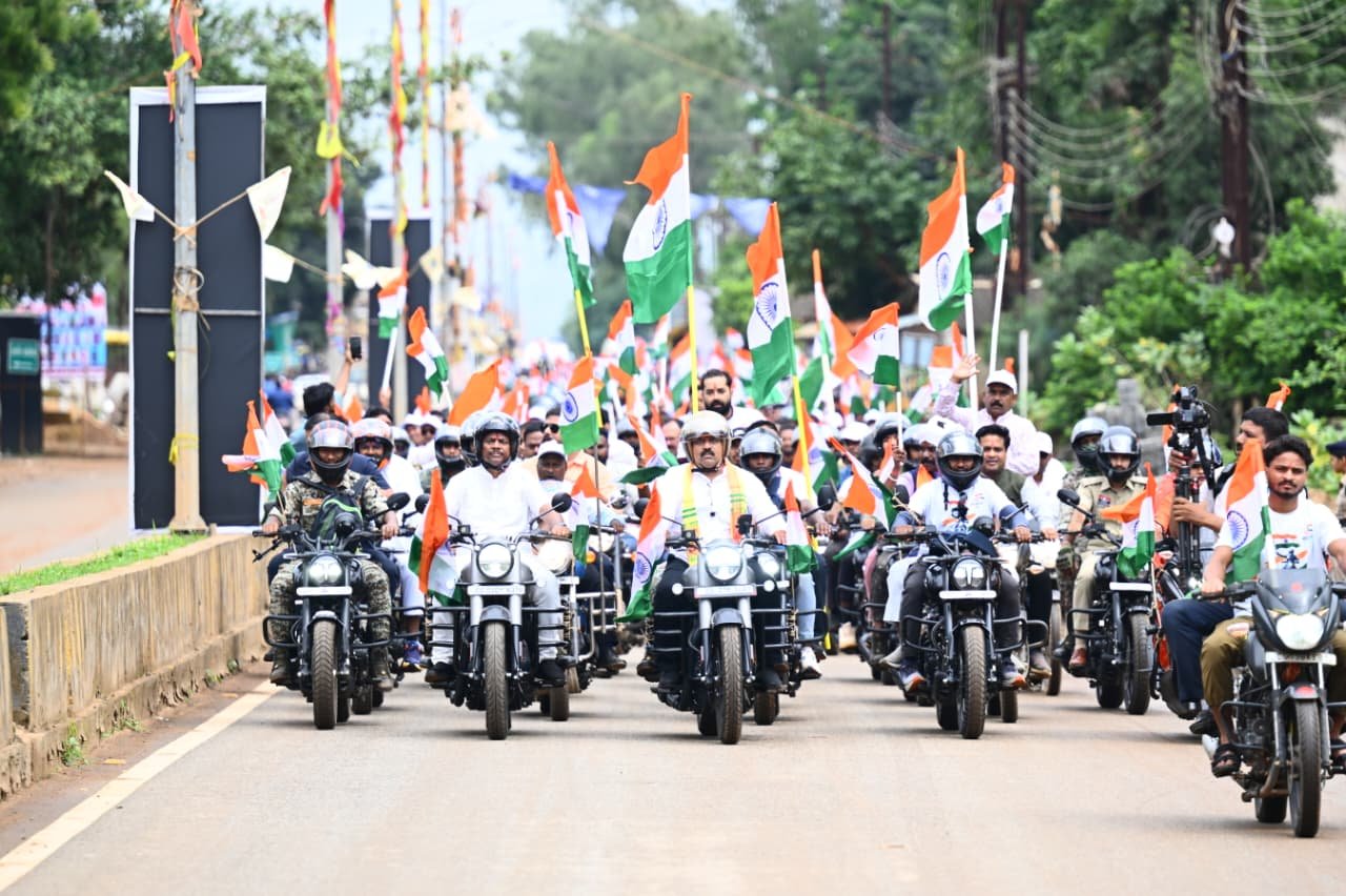डिप्टी CM विजय शर्मा ने नारायणपुर से फूंका विकास का बिगुल: बाइक पर तिरंगा लेकर निकले, 14 अगस्त को कर्रेगुट्टा पहाड़ी पर होगा समापन 1 IMG 20260812 WA0054