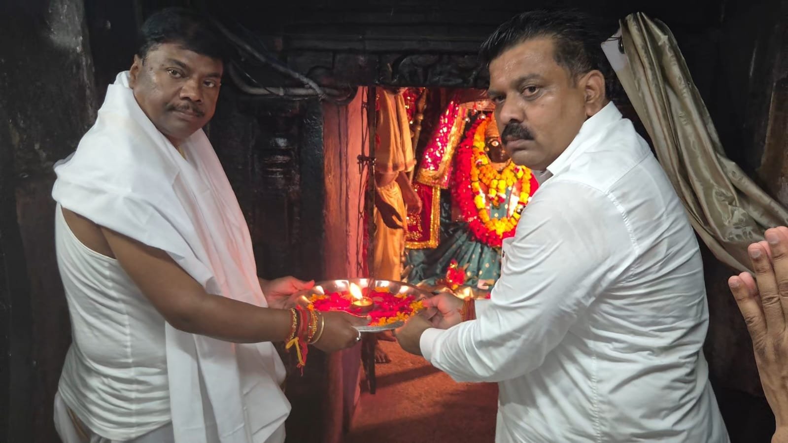 माँ दंतेश्वरी की पूजा के बाद शुरू हुई तिरंगा यात्रा, विजय शर्मा बोले- बस्तर की जनता और जवानों के बलिदान से नक्सलवाद खत्म 1 IMG 20260813 WA0056