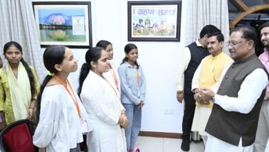 मुख्यमंत्री साय से मिले सरगुजा के 50 मेधावी छात्र, बोले- सपनों को लक्ष्य बनाकर अनुशासन और मेहनत से आगे बढ़ें 4 IMG 20260814 WA0008