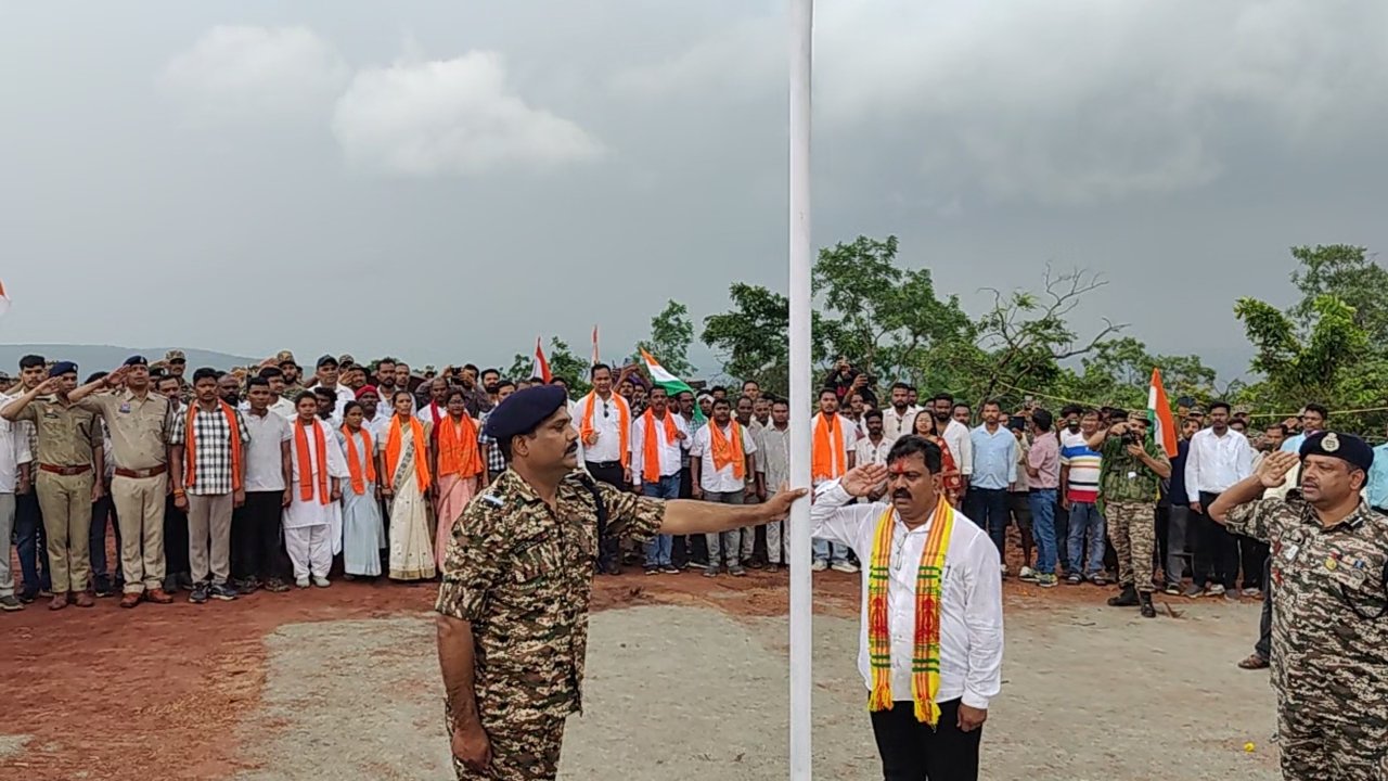 कर्रेगुट्टा पर पहुंची बस्तर तिरंगा यात्रा : उप मुख्यमंत्री विजय शर्मा ने फहराया तिरंगा, बोले - मेरे जीवन का सबसे महत्वपूर्ण दिन 1 IMG 20260814 WA0074
