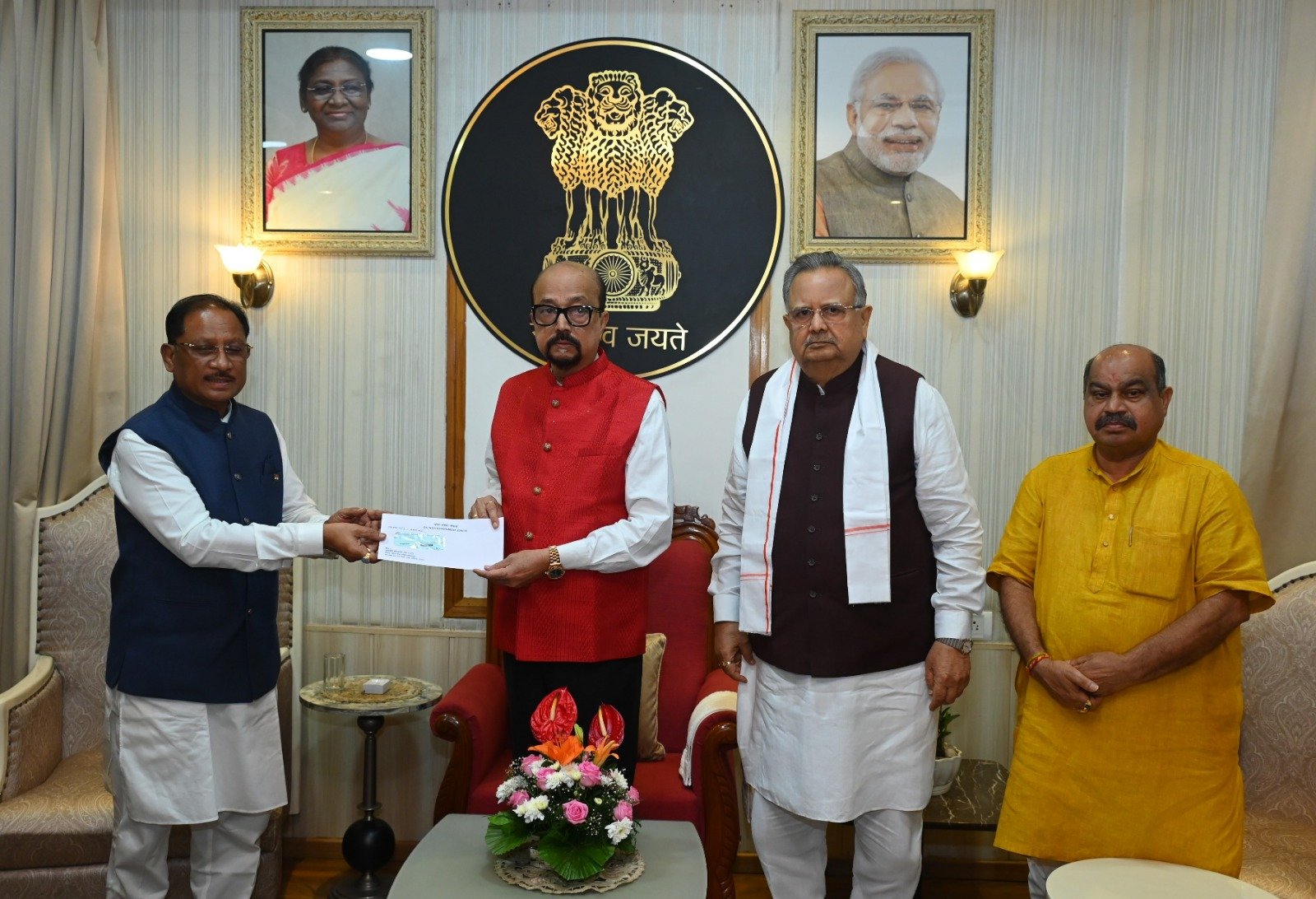असम बाढ़ पीड़ितों के लिए छत्तीसगढ़ सरकार की मदद: CM साय ने राज्यपाल रमेन डेका को सौंपा 5 करोड़ की सहायता राशि का चेक 1 IMG 20260815 WA0092