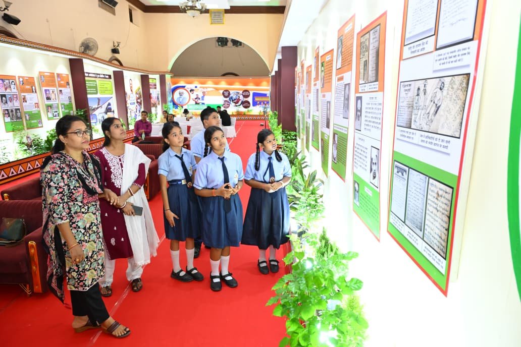 रायपुर टाउन हॉल में आजादी की गौरवगाथा: विद्यार्थियों ने देखी स्वतंत्रता सेनानियों की तस्वीरें, वंदे मातरम् की 150 साल की यात्रा भी जानी 1 IMG 20260817 WA0002