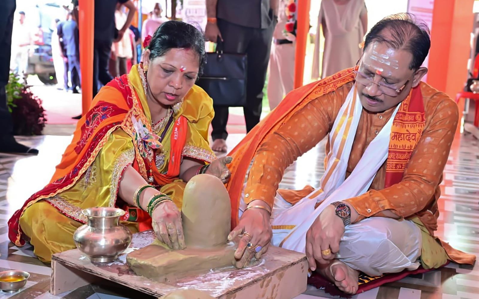 नागपंचमी पर CM विष्णुदेव साय ने बनाया पार्थिव शिवलिंग: परिवार संग फलेश्वरनाथ महादेव की पूजा, छत्तीसगढ़ की समृद्धि की कामना 1 IMG 20260817 WA0024