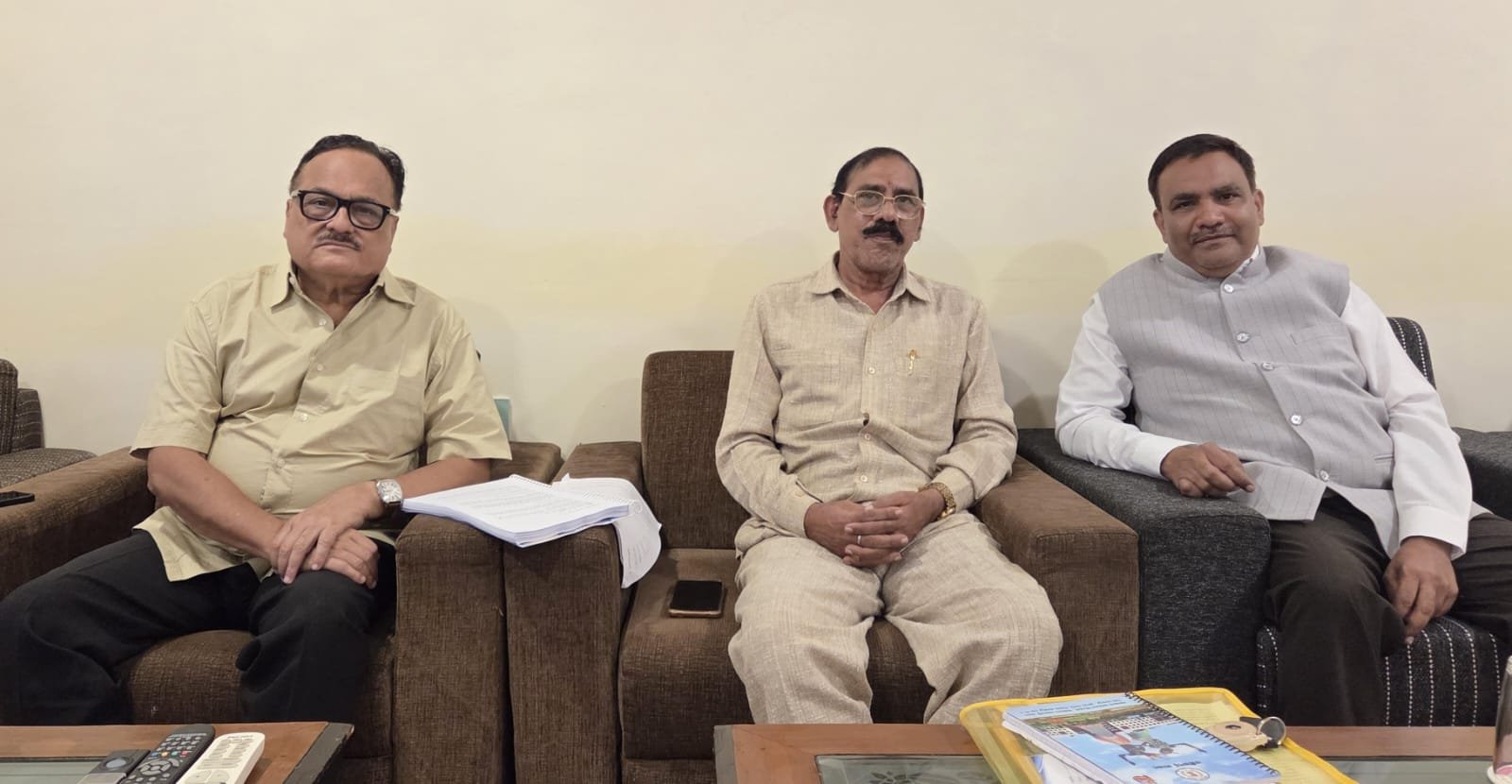 UCC समिति से मिले वक्फ बोर्ड अध्यक्ष सलीम राज, बोले- सरल भाषा में पुस्तक छपे ताकि आम नागरिक आसानी से समझ सकें प्रावधान 1 IMG 20260818 WA0015