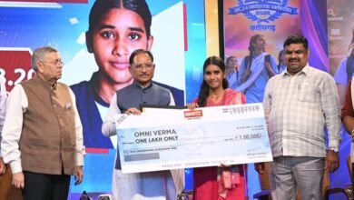 CM साय ने टॉपर बेटियों को बांटी स्कॉलरशिप : बोले- नई तकनीक से जुड़ेंगे विद्यार्थी; 34 नालंदा परिसर और AI मिशन से बढ़ेंगे अवसर 3 IMG 20260820 WA0007