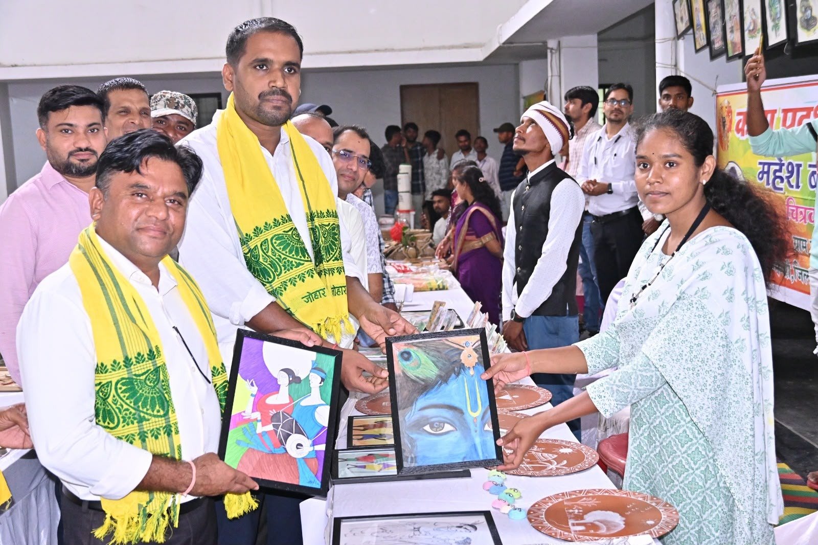 धमतरी में जनजातीय कारीगर मेला: 20 कलाकारों ने लगाए स्टॉल, ट्राइफेड से जुड़कर राष्ट्रीय बाजार में पहचान बनाने का मिलेगा मौका 1 IMG 20260822 WA0015