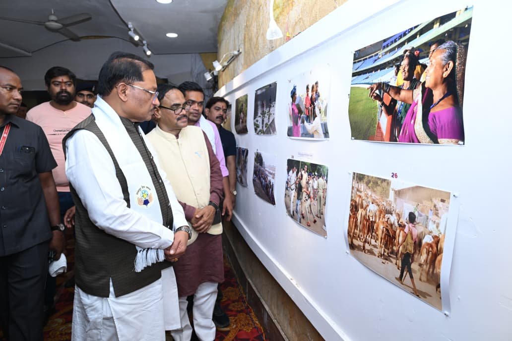 तस्वीरों ने ताजा कीं मुख्यमंत्री विष्णुदेव साय की पुरानी यादें : मुख्यमंत्री विष्णुदेव साय ‘दृश्य संवाद 2026’ के समापन समारोह में हुए शामिल 1 IMG 20260824 WA0006