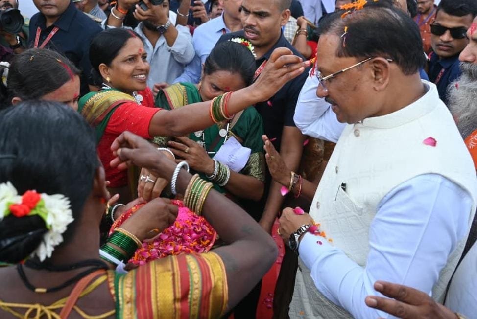 बालोद में CM विष्णुदेव साय ने बहनों को दिया रक्षाबंधन का तोहफा: महतारी वंदन की 31वीं किस्त से 67 लाख महिलाओं के चेहरे पर मुस्कान 1 IMG 20260825 WA0039
