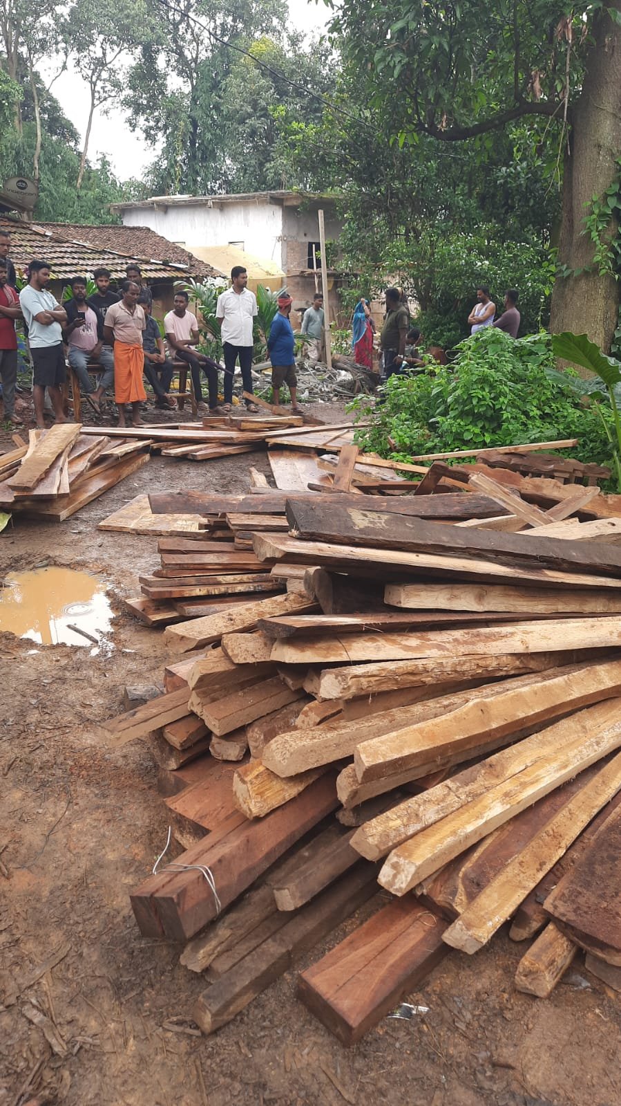 Chhattisgarh: Interstate Timber Smuggling Network Busted; Teak Seized 1 IMG 20260828 WA0016