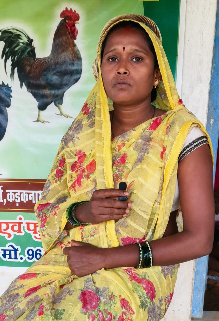 कमलेश ने SHG से जुड़कर शुरू किया चिकन स्टोर : सिलाई से भी बढ़ाई कमाई, मेहनत और सरकारी मदद से बनीं लखपति दीदी 1 IMG 20260829 WA0016