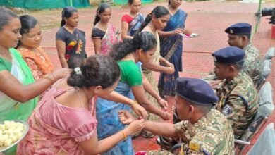 25 साल नक्सली संगठन में रहीं मीना ने जवान की कलाई पर बांधी राखी, बोलीं- अब हथियार नहीं, रिश्तों से आगे बढ़ेगा बस्तर 4 IMG 20260829 WA0020