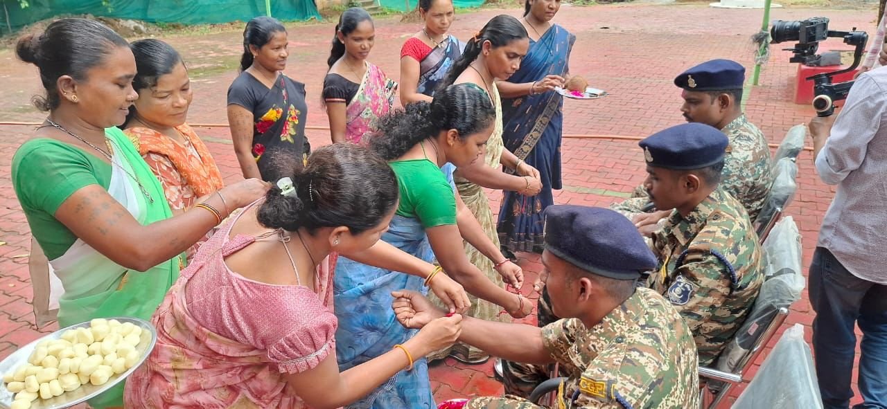 25 साल नक्सली संगठन में रहीं मीना ने जवान की कलाई पर बांधी राखी, बोलीं- अब हथियार नहीं, रिश्तों से आगे बढ़ेगा बस्तर 1 IMG 20260829 WA0020